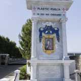L�azienda si trova all�ingresso di Monopoli nord. E� facile notarla perch� all�ingresso, su una alta colonna in marmo si trova un�immagine della Madonna della Madia su cui campeggia la scritta �Plastic-Puglia� e sotto �in Dio noi crediamo�